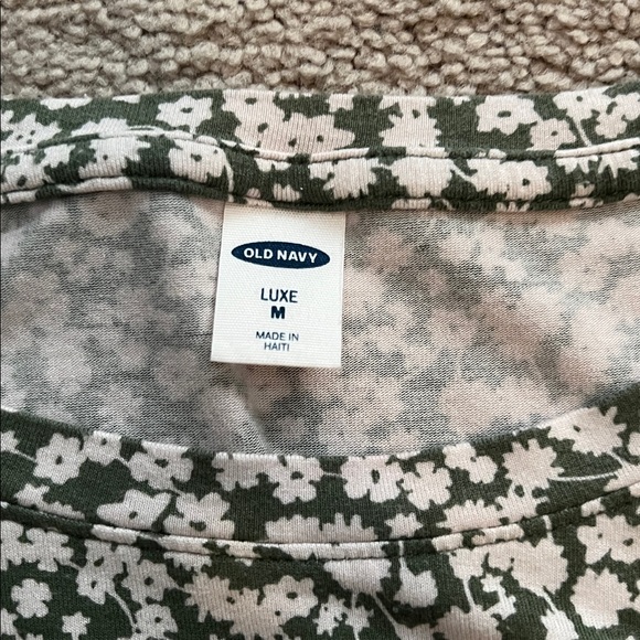 Old Navy Olive Green and Cream Floral Luxe 3/4 Sleeve Scoop Neck Top-size M, EUC - Picture 2 of 6